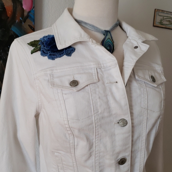 Old Navy White Denim Trucker Jacket w/ Blue Roses - Picture 7 of 11